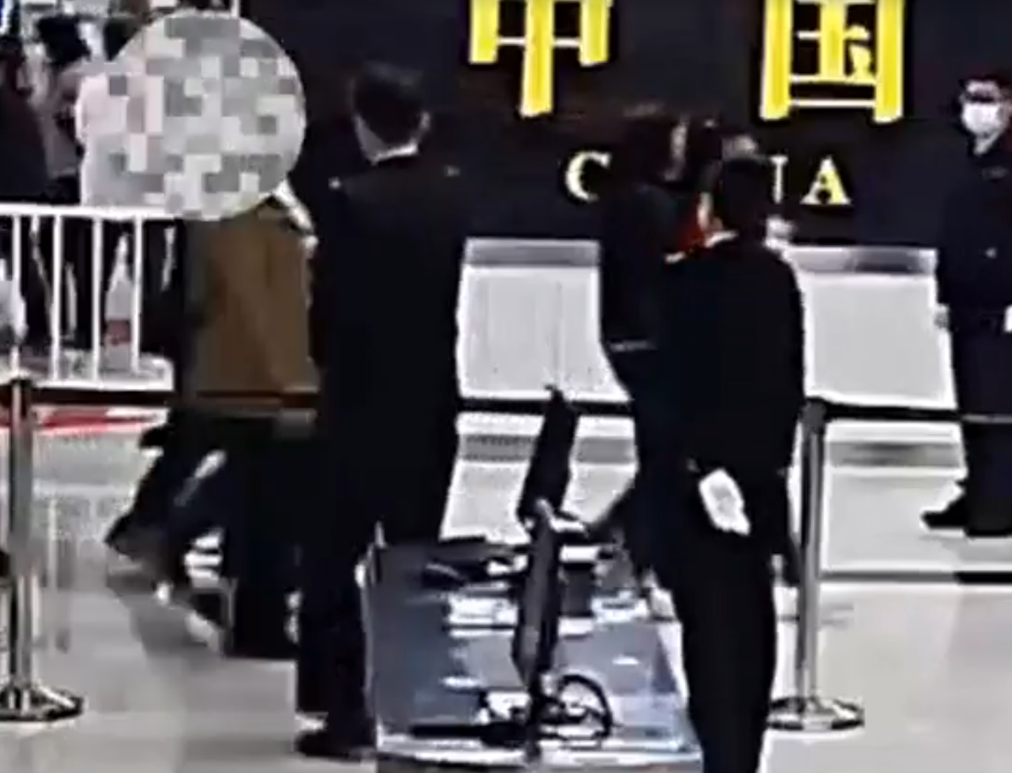 內地海關公布影片所見,當時一名身穿啡色外套的涉案女子過關被關員截停,關員在一條衞生巾中間取出分裝成小包的鑽石。(內地海關)