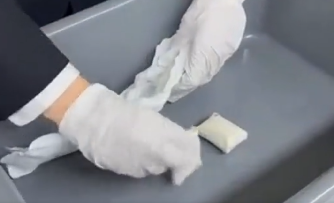 羅湖海關在旅檢進境(由香港進入內地)渠道查獲旅客在身穿的衛生巾內走私藏匿鑽石616.43卡,共計2003粒,案值逾27萬元人民幣。(內地海關)