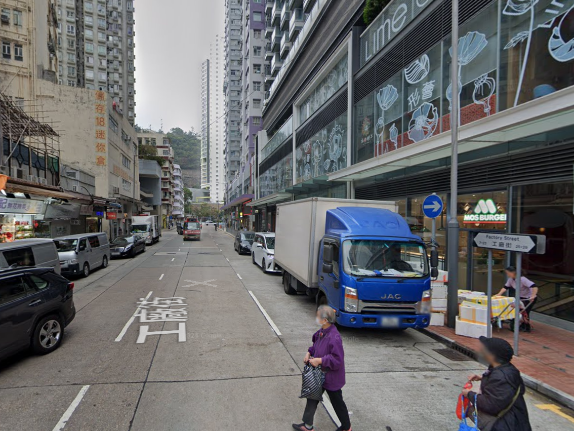 筲箕灣六旬婦地攤買香蕉,檔主稱「唱錢」搶1700元現金。(Google街景截圖)