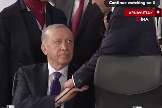 土耳其總統埃爾多安緊握法國總統馬克龍中指