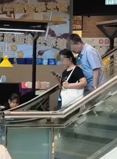 男子於下行扶手梯緊貼前方女子。(將軍澳主場FB截圖)