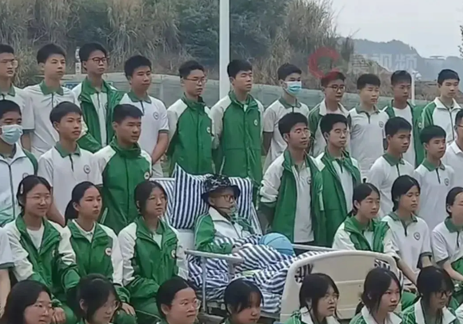 四川省一名15歲中三學生罹患癌症,惟病情急劇惡化需躺在病床,班上同學決定全部到醫院陪他提早拍攝畢業團體照,令人惋惜的是拍完合照後,隔天這名同學因病重去世。