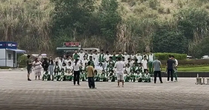 四川省一名15歲中三學生罹患癌症,惟病情急劇惡化需躺在病床,班上同學決定全部到醫院陪他提早拍攝畢業團體照,令人惋惜的是拍完合照後,隔天這名同學因病重去世。