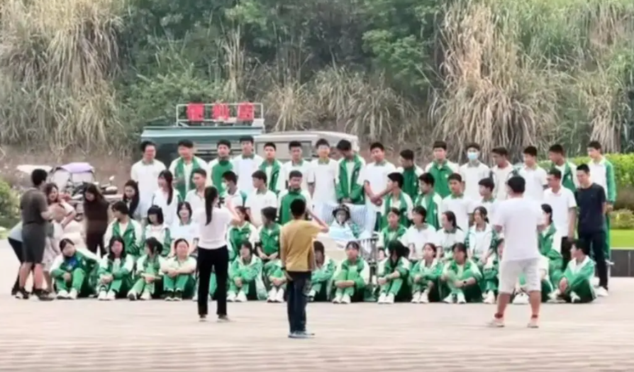 四川省一名15歲中三學生罹患癌症,惟病情急劇惡化需躺在病床,班上同學決定全部到醫院陪他提早拍攝畢業團體照,令人惋惜的是拍完合照後,隔天這名同學因病重去世。