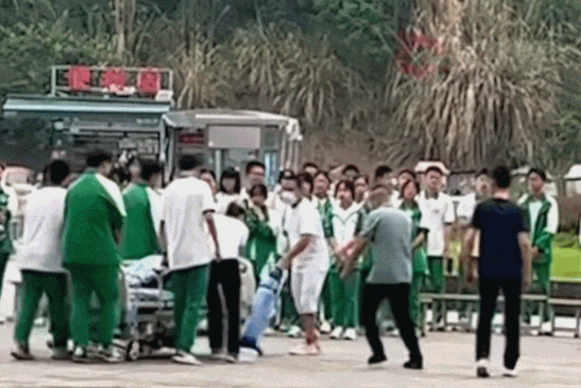 四川省一名15歲中三學生罹患癌症,惟病情急劇惡化需躺在病床,班上同學決定全部到醫院陪他提早拍攝畢業團體照,令人惋惜的是拍完合照後,隔天這名同學因病重去世。