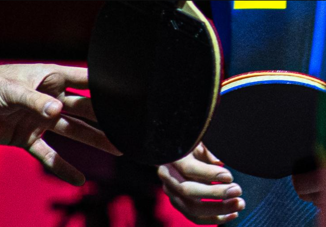 王楚欽的球拍賽前無故爛掉,他向球證展示球拍。(新華社)