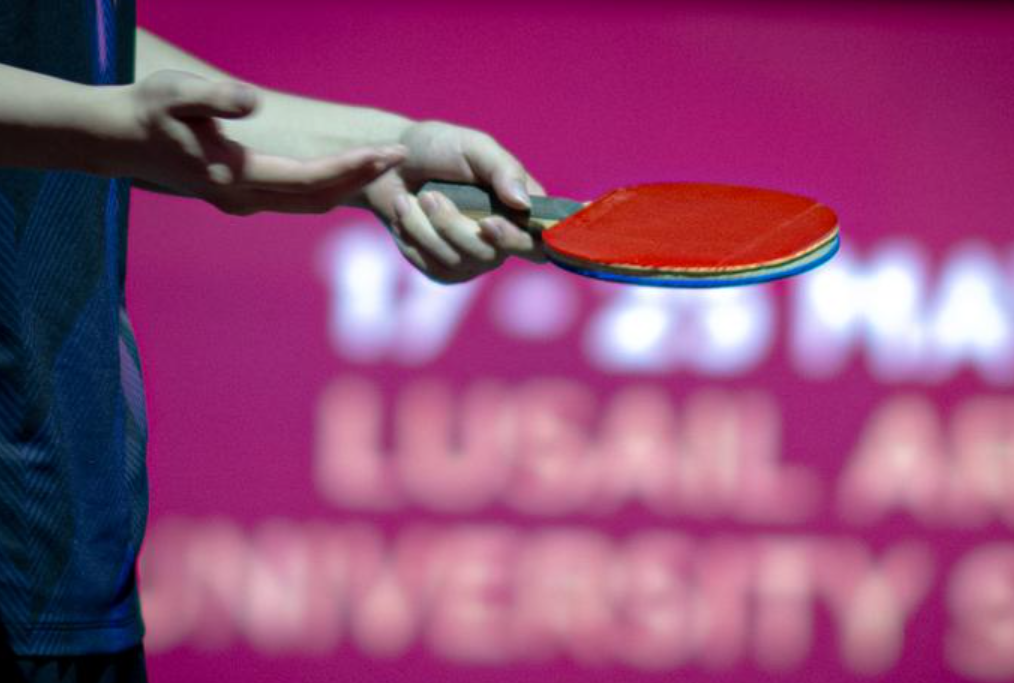 王楚欽的球拍賽前無故爛掉,他向球證展示球拍。(新華社)