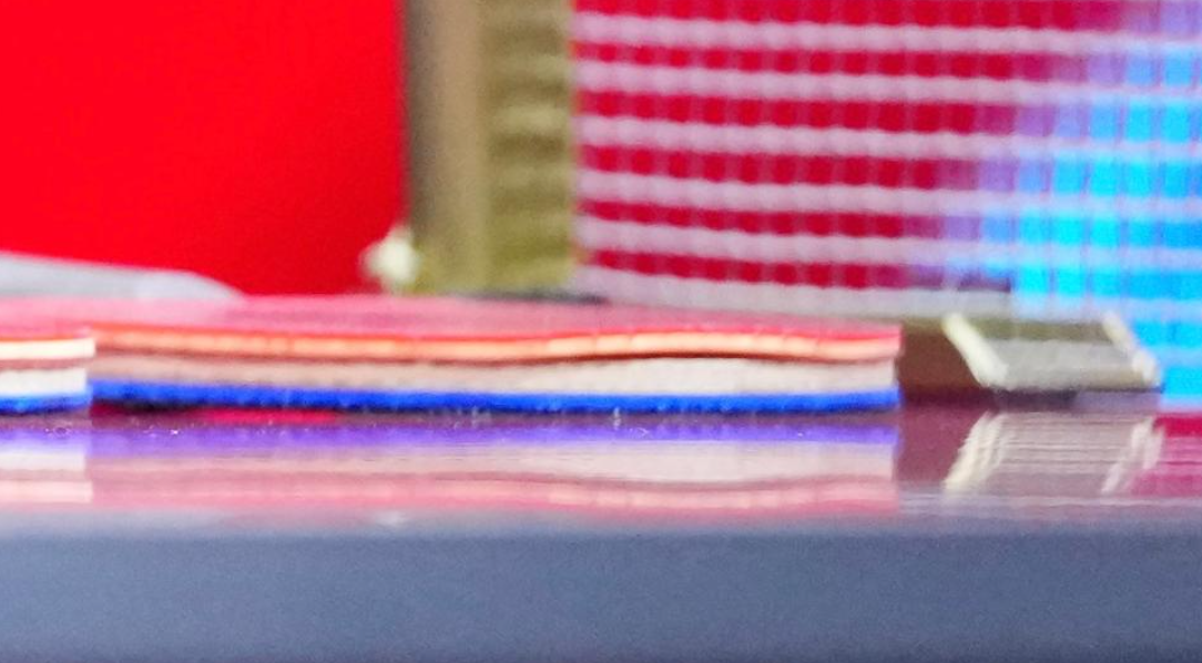 王楚欽的球拍賽前無故爛掉。(新華社)