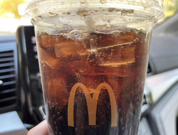 可樂內的咖啡因可透過收縮腦血管、減少發炎和壓力,來幫助緩解嚴重的頭痛。(互聯網)