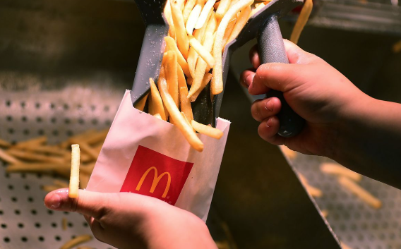 薯條內的鹽份及碳水化合物,有助緩和因電解質失衡及由飢餓或血糖下降引起的頭痛。(互聯網)