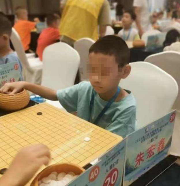 內媒引消息稱,朱宏鑫的單親父親嚴苛催谷其棋藝長期虐打,手臂上有明顯傷痕,近日賽事失利後更遭父親當眾「穿心腿」,網民稱長期家暴或為悲劇誘因。(網上圖片)