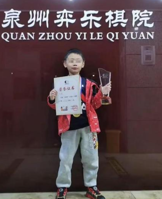 內媒引消息稱,朱宏鑫的單親父親嚴苛催谷其棋藝長期虐打,手臂上有明顯傷痕,近日賽事失利後更遭父親當眾「穿心腿」,網民稱長期家暴或為悲劇誘因。(網上圖片)