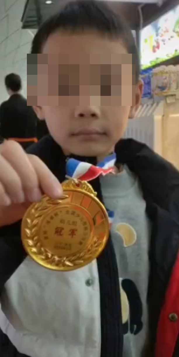 內媒引消息稱,朱宏鑫的單親父親嚴苛催谷其棋藝長期虐打,手臂上有明顯傷痕,近日賽事失利後更遭父親當眾「穿心腿」,網民稱長期家暴或為悲劇誘因。(網上圖片)