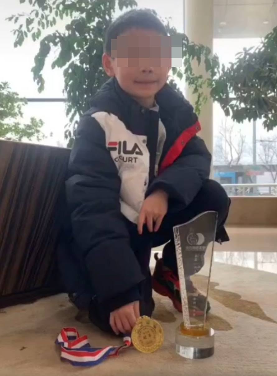 內媒引消息稱,朱宏鑫的單親父親嚴苛催谷其棋藝長期虐打,手臂上有明顯傷痕,近日賽事失利後更遭父親當眾「穿心腿」,網民稱長期家暴或為悲劇誘因。(網上圖片)