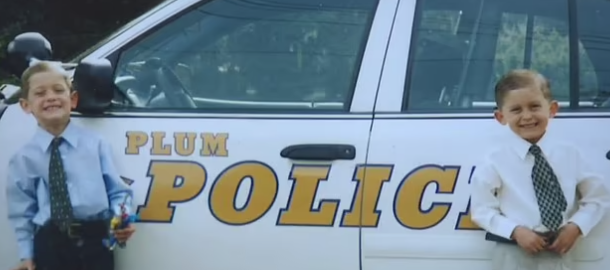 小時候的金格斯基與孿生兄弟。(互聯網)