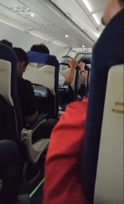 印度客機遭冰雹襲擊,乘客以為會墜機。(互聯網)