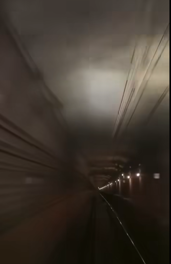 港鐵將軍澳綫停駛|網上影片拍到列車於隧道行駛期間,外面出現「爆閃」火光及巨響,該短片並非事發一刻拍到,而是工程人員及後以無載客列車測試時,再次出現短路情況。(Riders fb專頁)