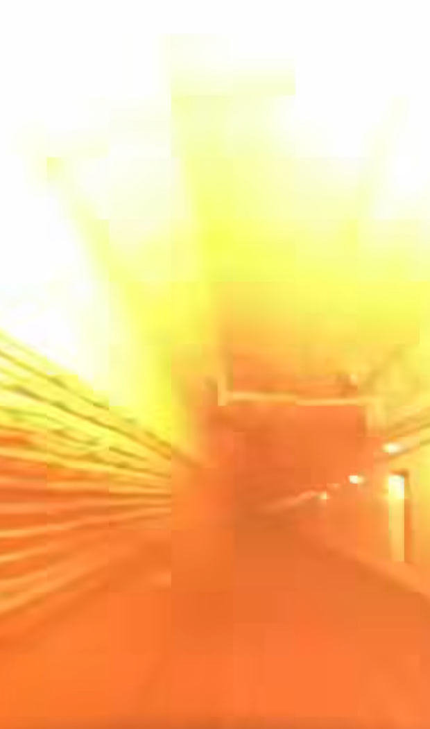 港鐵將軍澳綫停駛|網上影片拍到列車於隧道行駛期間,外面出現「爆閃」火光及巨響,該短片並非事發一刻拍到,而是工程人員及後以無載客列車測試時,再次出現短路情況。(Riders fb專頁)