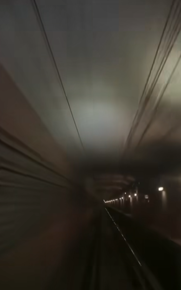 港鐵將軍澳綫停駛|網上影片拍到列車於隧道行駛期間,外面出現「爆閃」火光及巨響,該短片並非事發一刻拍到,而是工程人員及後以無載客列車測試時,再次出現短路情況。(Riders fb專頁)