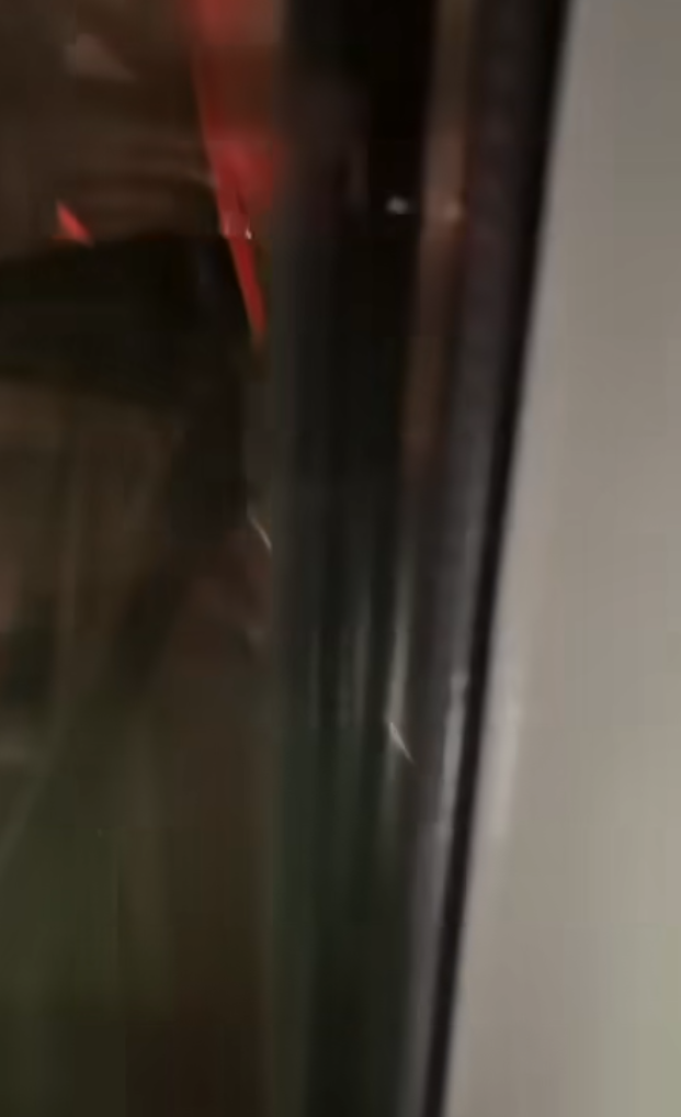 港鐵將軍澳綫停駛|網上影片拍到列車於隧道行駛期間,外面出現「爆閃」火光及巨響,該短片並非事發一刻拍到,而是工程人員及後以無載客列車測試時,再次出現短路情況。(Riders fb專頁)