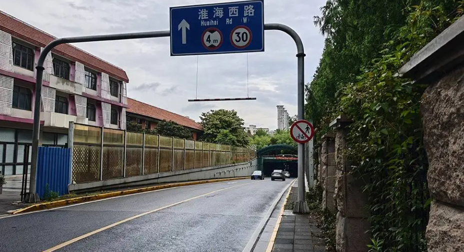 長寧交管部門日前針對行人違反禁令標誌,進入新華路隧道打卡拍照交通違法行為,展開專項整治行動。(網上圖片)