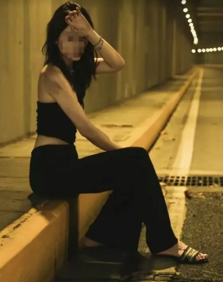 內地社交平台近日湧現「電影感隧道拍照」等貼文,上海市禁止行人進入的新華路行車隧道成為網紅打卡熱點,甚至有民眾晚上闖入,為求拍出擁有「王家衛風」的電影氣氛照片。(網上圖片)