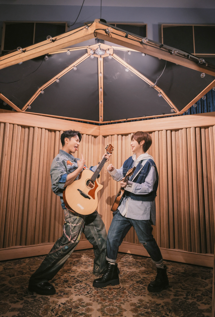 小魏在新專輯中找來韋禮安合作《我不配快樂》,MV拍攝現場十分歡樂