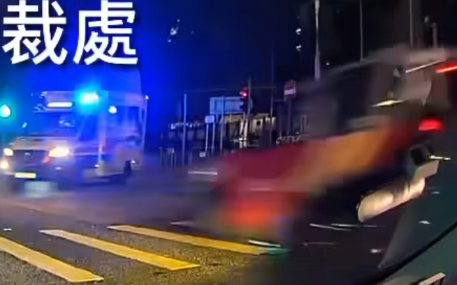 西環西祥街北堅尼地城泳池對開,周六(5月24日)晚上近8時,有的士與救護車相撞。(駕住影 - 馬路炸彈審裁處fb)
