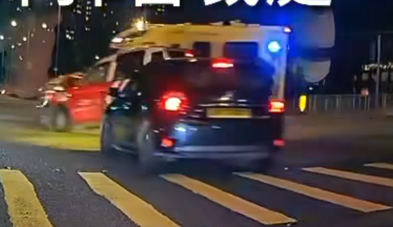 西環西祥街北堅尼地城泳池對開,周六(5月24日)晚上近8時,有的士與救護車相撞。(駕住影 - 馬路炸彈審裁處fb)