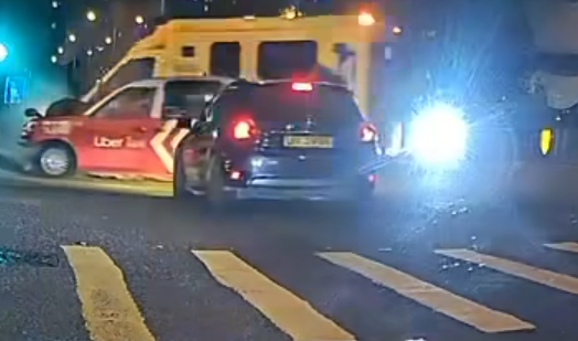 西環西祥街北堅尼地城泳池對開,周六(5月24日)晚上近8時,有的士與救護車相撞。(駕住影 - 馬路炸彈審裁處fb)