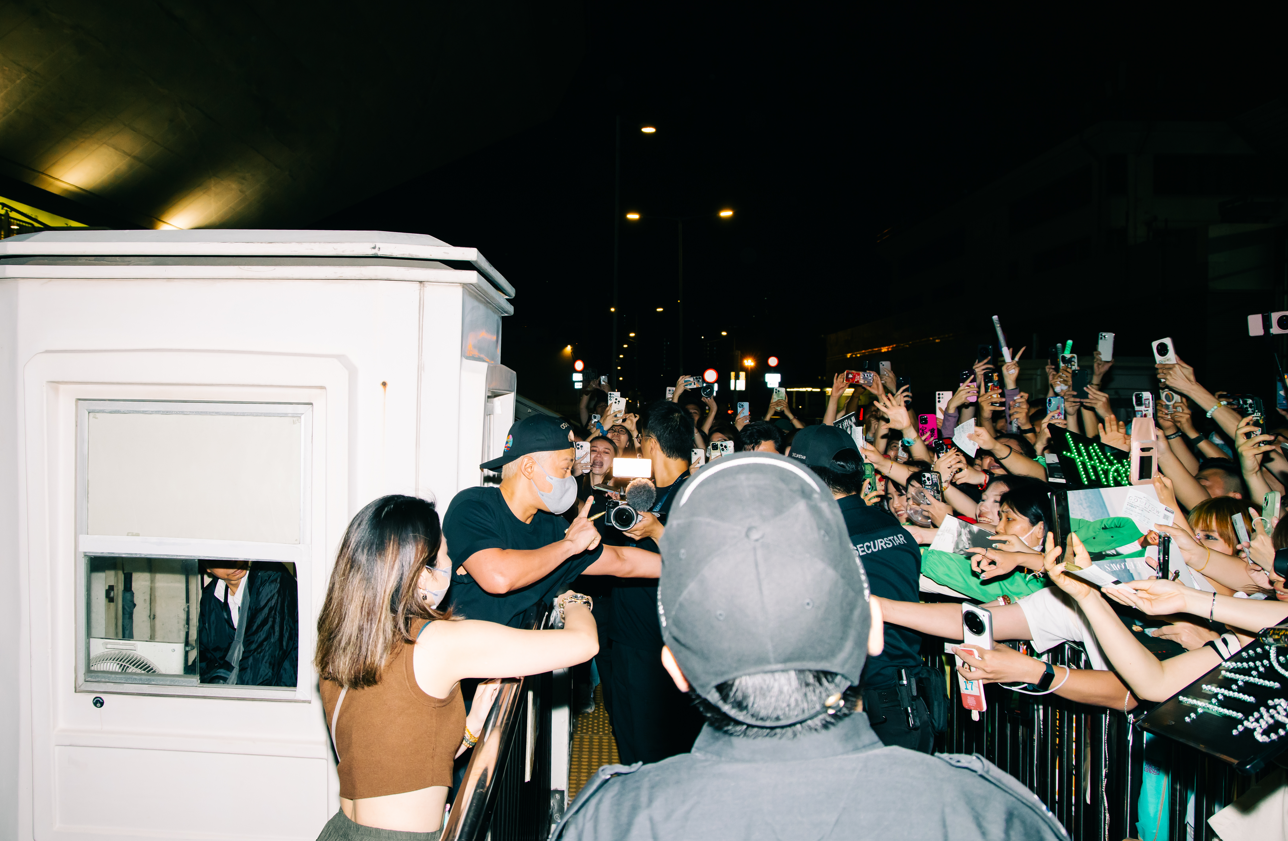 林峯每晚離開前均走到粉絲堆前大派福利。