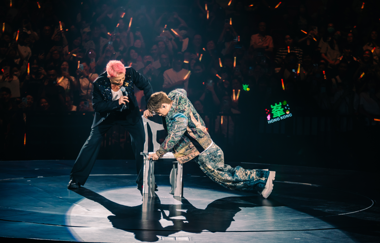 林峯邀MC任嘉賓,更即興跳椅子舞贏盡掌聲。