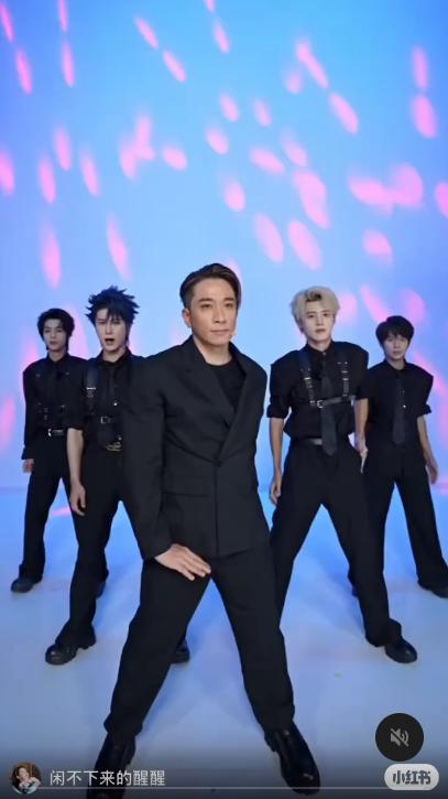 亦有人見到吳卓羲同王浩信跳舞就話「看著小時候的男神這樣做直播很心酸」。