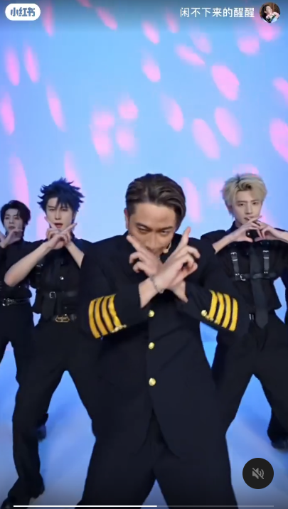 亦有人見到吳卓羲同王浩信跳舞就話「看著小時候的男神這樣做直播很心酸」。