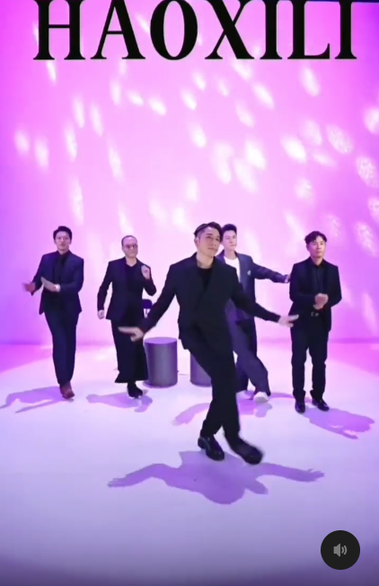 亦有人見到吳卓羲同王浩信跳舞就話「看著小時候的男神這樣做直播很心酸」。