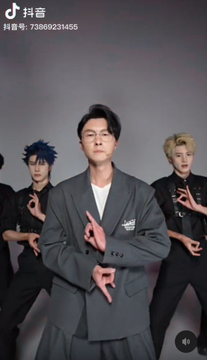 亦有人見到吳卓羲同王浩信跳舞就話「看著小時候的男神這樣做直播很心酸」。