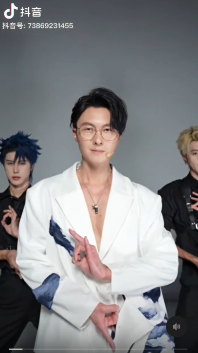 亦有人見到吳卓羲同王浩信跳舞就話「看著小時候的男神這樣做直播很心酸」。