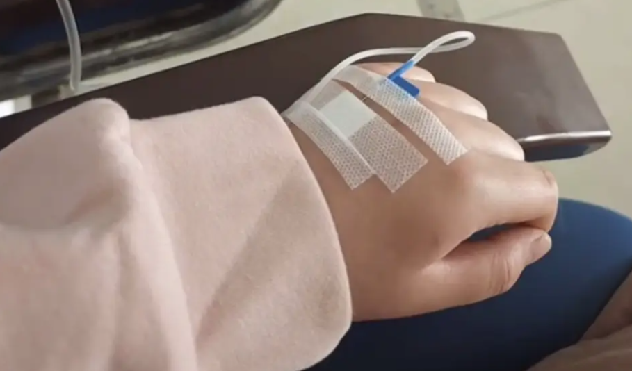 安徽省亳州市蒙城縣發生集體食物中毒事件,當地一間女網紅的流動攤檔近日出售意大利甜品提拉米蘇(Tiramisu),超過百名民眾食用後腹瀉、發燒、嘔吐,部份人要入院治療涉事女網紅已將網上平台賬號設為私密狀態,稱會配合政府調查。當地市監局已介入調查。