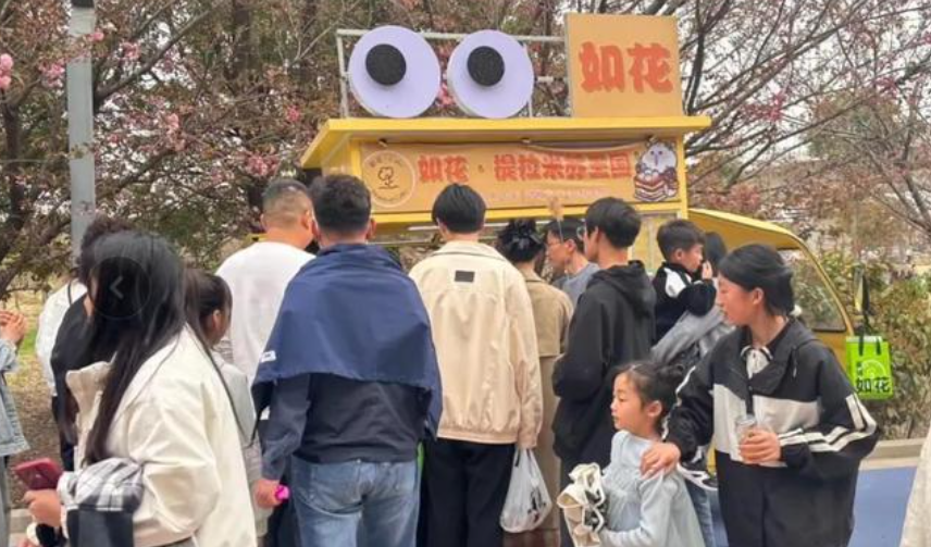 安徽省亳州市蒙城縣發生集體食物中毒事件,當地一間女網紅的流動攤檔近日出售意大利甜品提拉米蘇(Tiramisu),超過百名民眾食用後腹瀉、發燒、嘔吐,部份人要入院治療涉事女網紅已將網上平台賬號設為私密狀態,稱會配合政府調查。當地市監局已介入調查。