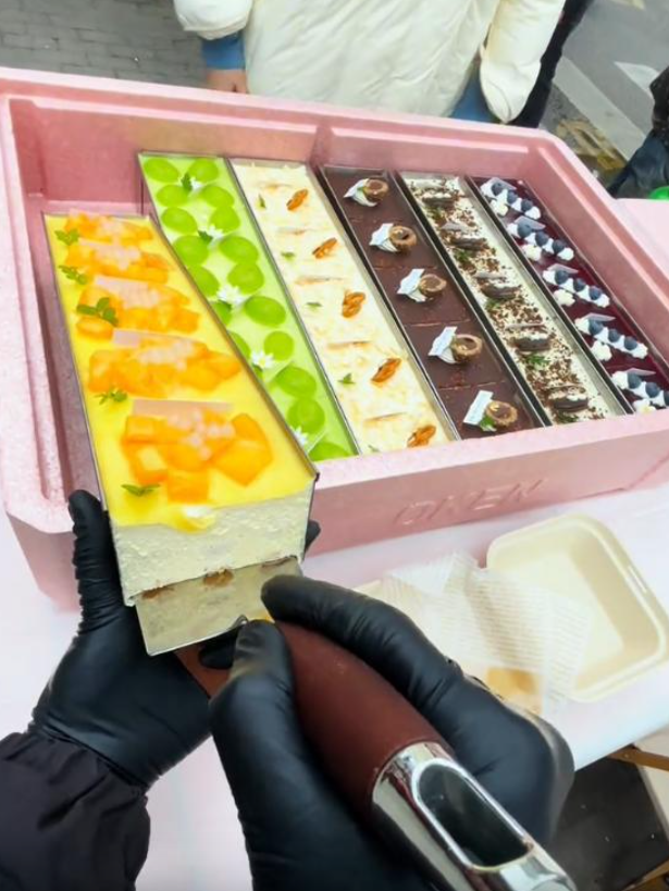 安徽省亳州市蒙城縣發生集體食物中毒事件,當地一間女網紅的流動攤檔近日出售意大利甜品提拉米蘇(Tiramisu),超過百名民眾食用後腹瀉、發燒、嘔吐,部份人要入院治療涉事女網紅已將網上平台賬號設為私密狀態,稱會配合政府調查。當地市監局已介入調查。