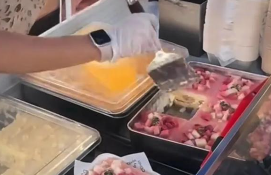 安徽省亳州市蒙城縣發生集體食物中毒事件,當地一間女網紅的流動攤檔近日出售意大利甜品提拉米蘇(Tiramisu),超過百名民眾食用後腹瀉、發燒、嘔吐,部份人要入院治療涉事女網紅已將網上平台賬號設為私密狀態,稱會配合政府調查。當地市監局已介入調查。