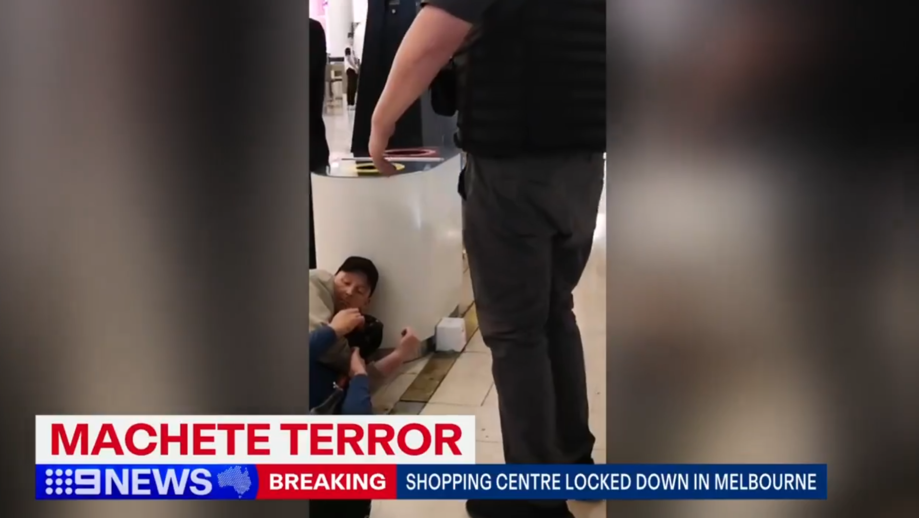 維多利亞州警方在當地時間下午2時半許,獲報稱北地購物中心(Northland Shopping Centre)有「敵對團體發生鬥毆,其中一些人持有刀具」。警方趕赴現場後逮捕了2名嫌疑人,其中一人僅15歲。