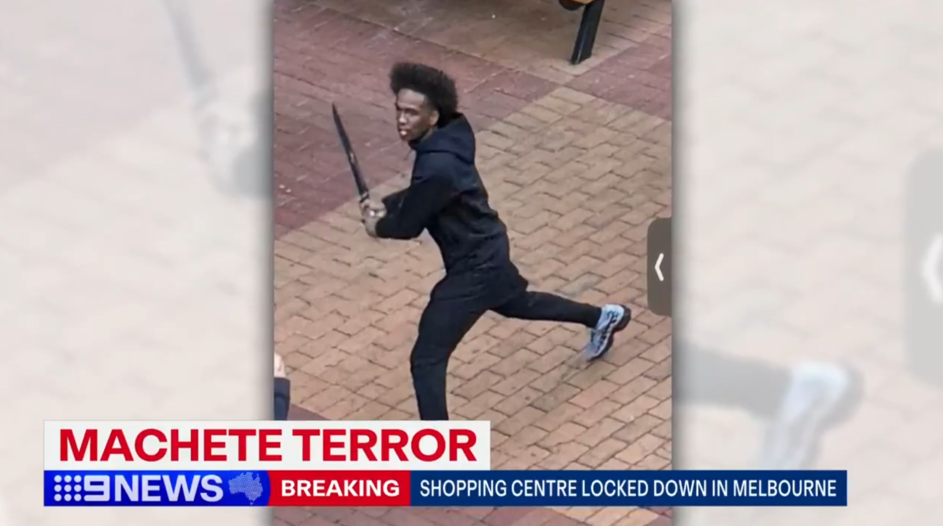 維多利亞州警方在當地時間下午2時半許,獲報稱北地購物中心(Northland Shopping Centre)有「敵對團體發生鬥毆,其中一些人持有刀具」。警方趕赴現場後逮捕了2名嫌疑人,其中一人僅15歲。