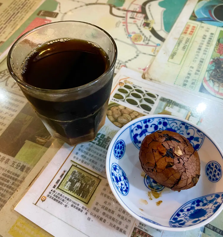 位於鴨脷洲、65年歷史的老字號「周家園涼茶」將於6月底結業告別街坊。該店的涼茶、茶葉蛋、龜苓膏等受街坊追捧。(網上圖片)