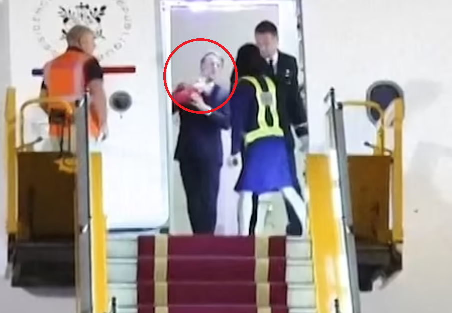 馬克龍被妻子猛推面部。(互聯網)