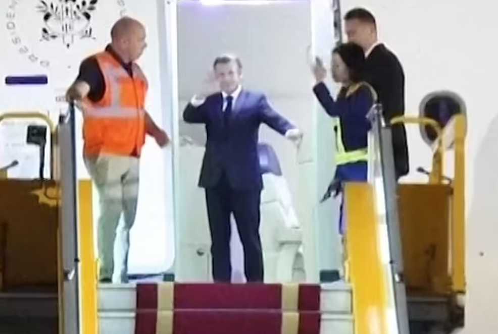 馬克龍發現鏡頭後,故作鎮定。(互聯網)