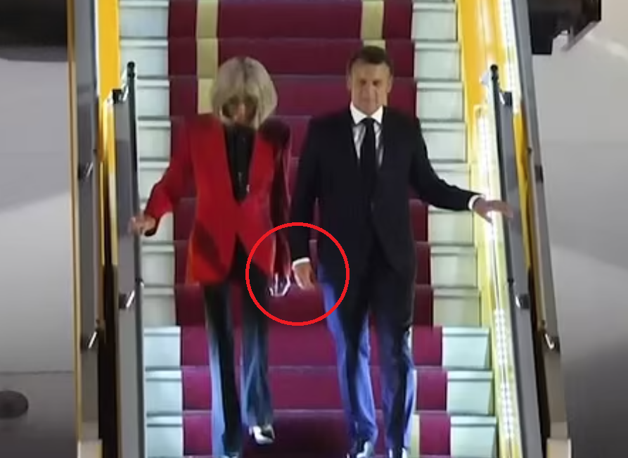 布麗吉特落機時並無像往常段挽著馬克龍的手。(互聯網)