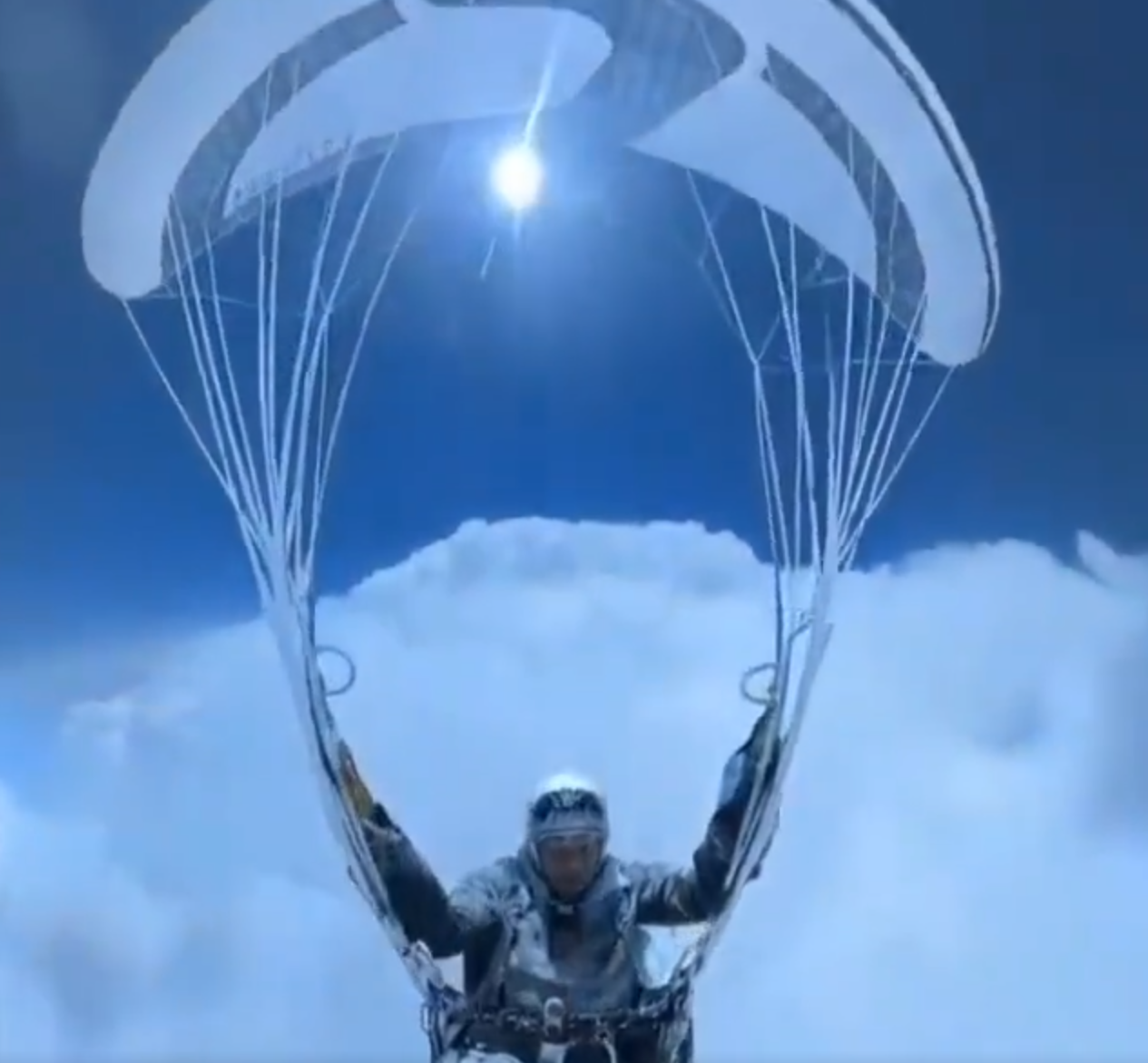 內地一名滑翔傘愛好者於祁連山滑翔飛行時,意外被雲吸上海拔8598米高空,事後全身凍成冰竟仍大難不死。(影片截圖)