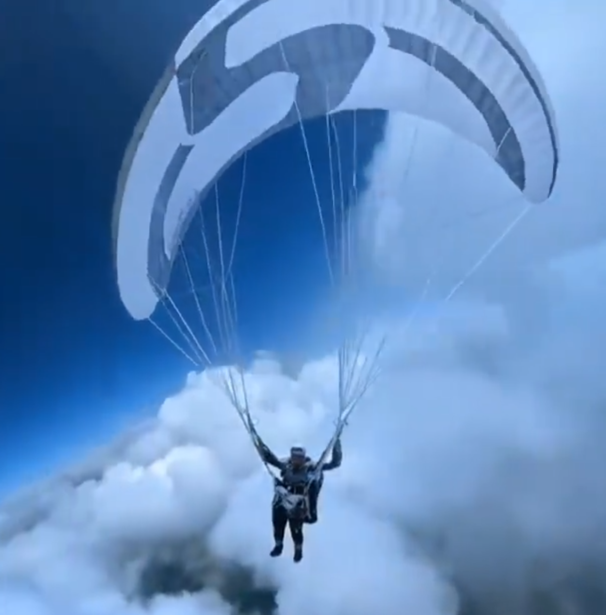 內地一名滑翔傘愛好者於祁連山滑翔飛行時,意外被雲吸上海拔8598米高空,事後全身凍成冰竟仍大難不死。(影片截圖)