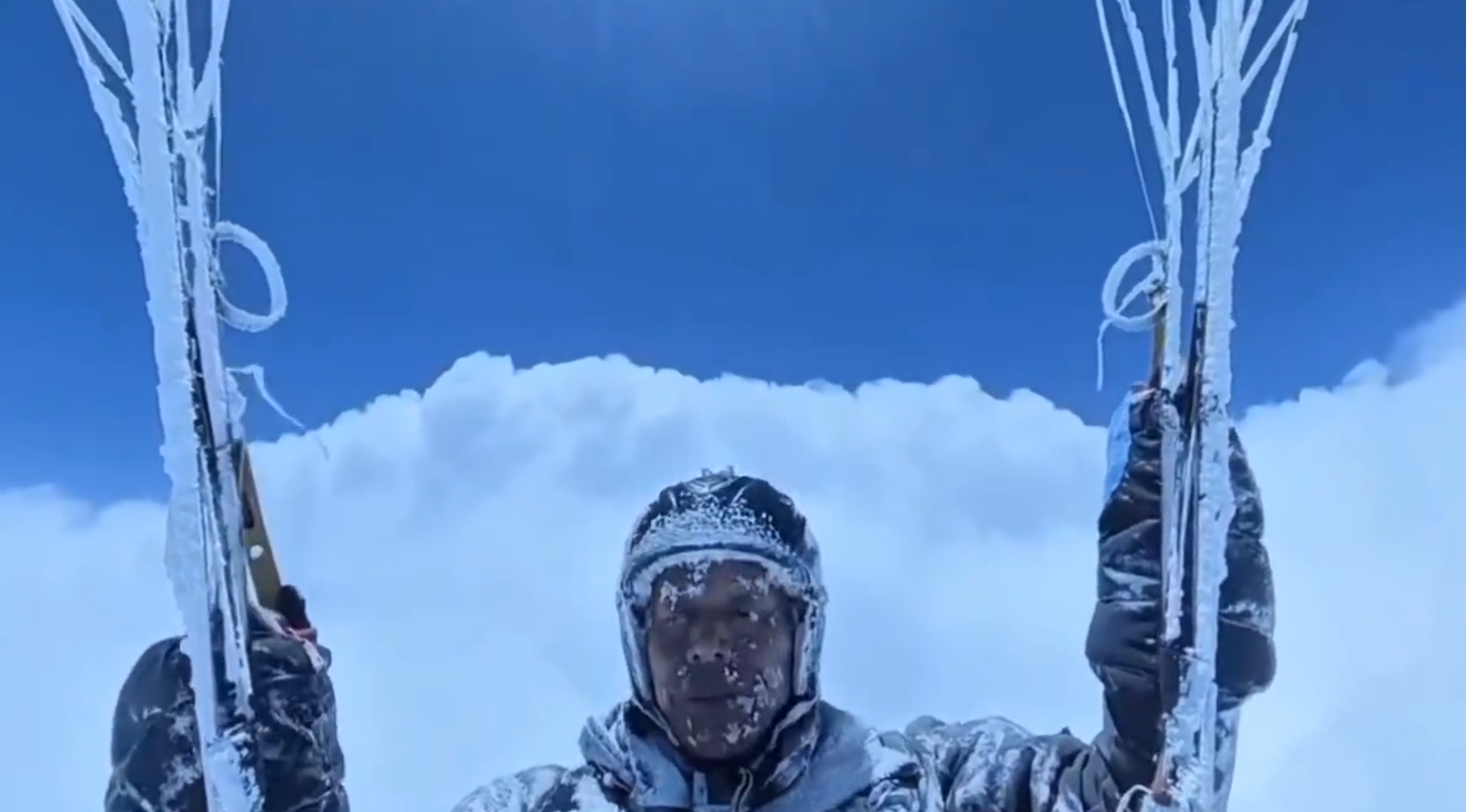 內地一名滑翔傘愛好者於祁連山滑翔飛行時,意外被雲吸上海拔8598米高空,事後全身凍成冰竟仍大難不死。(影片截圖)